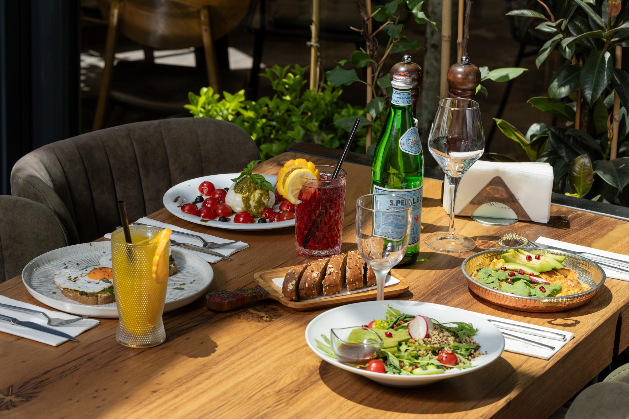 Bon Bouquet Café & Lounge